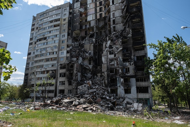 Oorlog in Oekraïne Vernietigd gebombardeerd en verbrand woongebouw na Russische raketten in Kharkiv