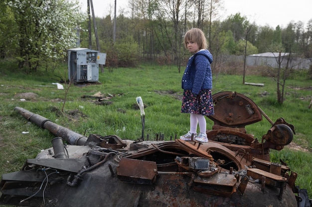 Foto oorlog in oekraïne vernietigde en verbrande tank