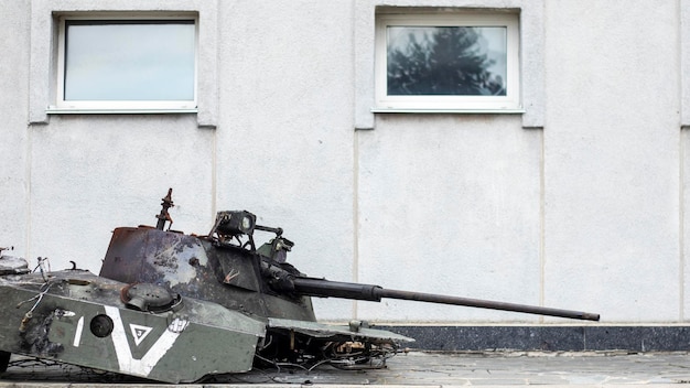 Oorlog in Oekraïne Vernietigde tank met een afgescheurde toren met een V erop Gebroken en verbrande Russische tanks