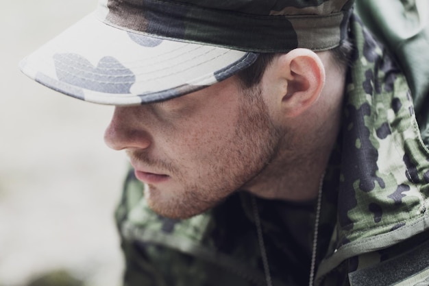 oorlog, leger en mensen concept - close-up van jonge soldaat in militair uniform