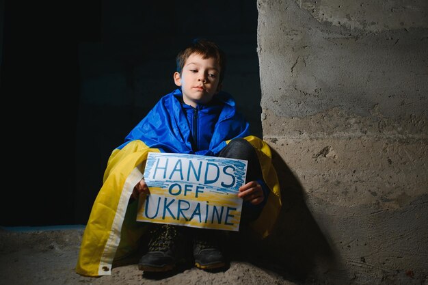 Oorlog van Rusland tegen Oekraïne Oekraïense huilende jongen vraagt om de oorlog in Oekraïne te stoppen Kind met bericht Stop Oorlog