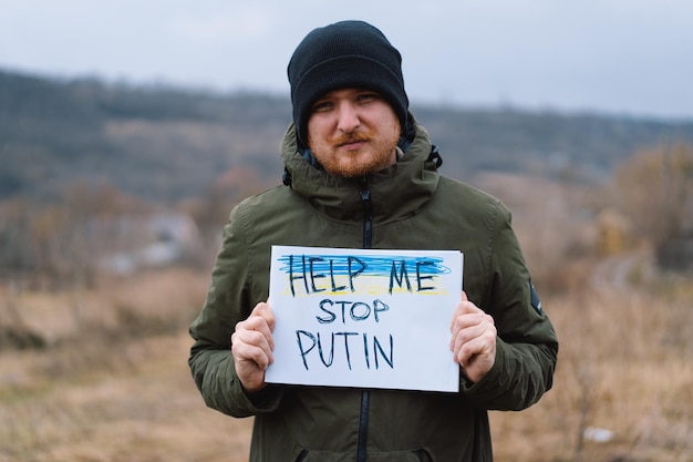Oorlog van rusland tegen oekraïne oekraïense man vraagt om de oorlog in oekraïde te stoppen