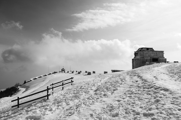 Oorlogsmonument landmark Italiaanse Alpen mount Grappa