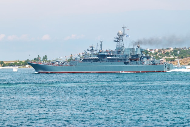 Oorlogsschip van de Russische marine in de baai van de Zwarte Zee
