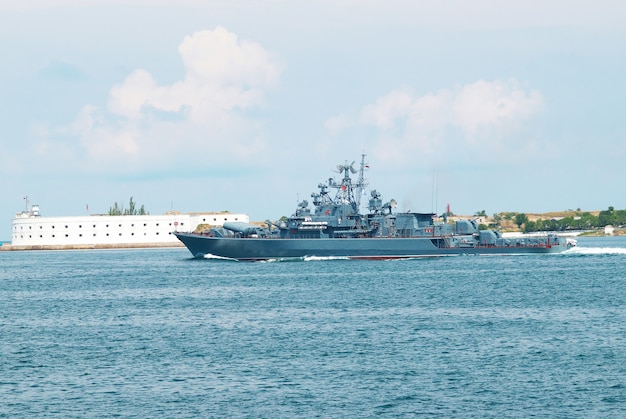 Oorlogsschip van de russische marine in de baai van de zwarte zee