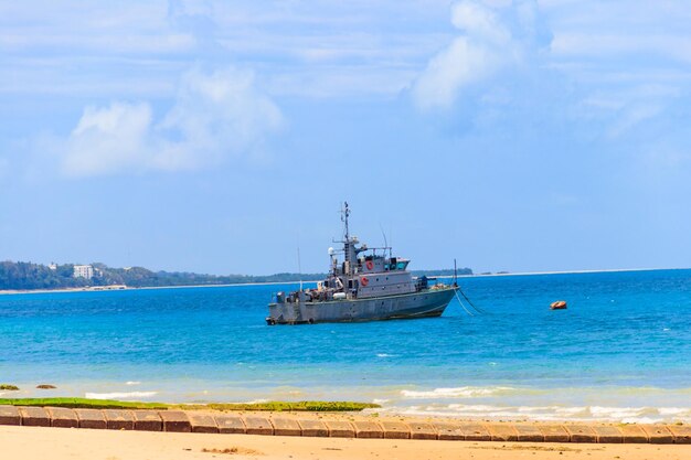 Foto oorlogsschip verankerd in de indische oceaan bij zanzibar tanzania