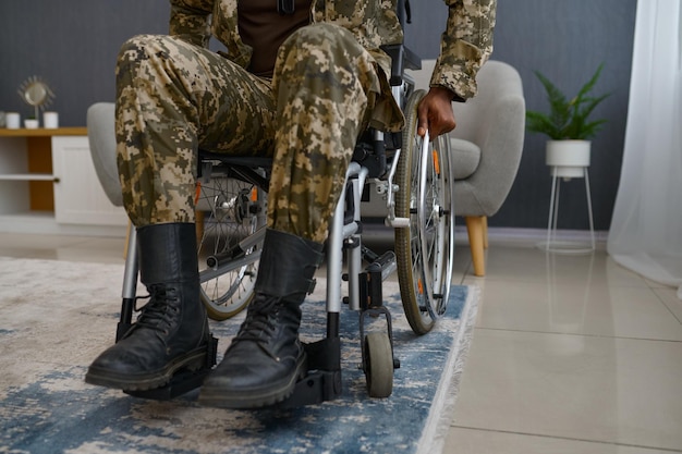Oorlogsveteraan met handicap zittend in rolstoel