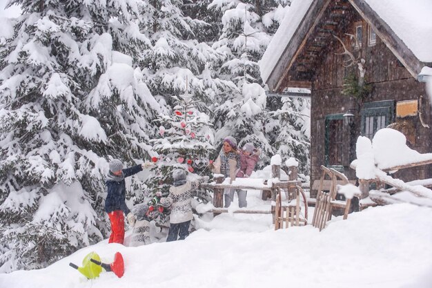 Oostenrijk, Altenmarkt-Zauchensee, familie kerstboom versieren in houten huis
