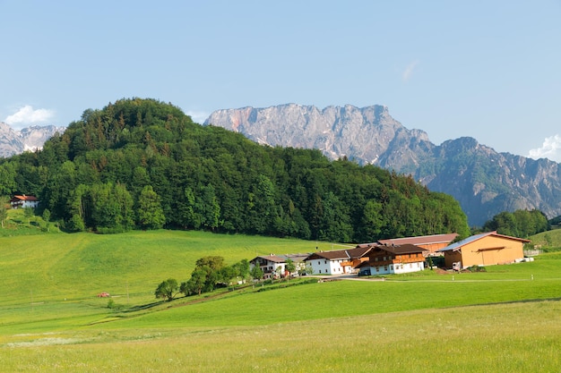 Oostenrijks dorp op de achtergrond van de Alpen