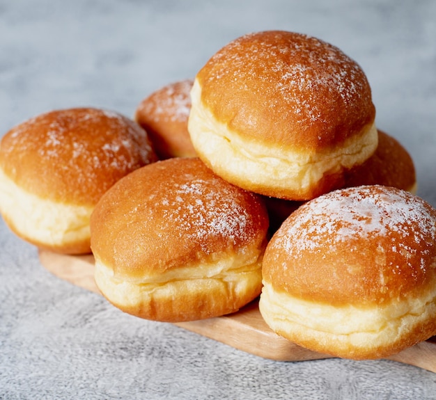 Oostenrijkse en Duitse donuts of krapfen Faschingskrapfen berliner met room op grijze achtergrond