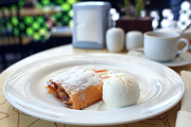 Oostenrijkse strudel met ijs in een café, dessert op de achtergrond van een restaurant