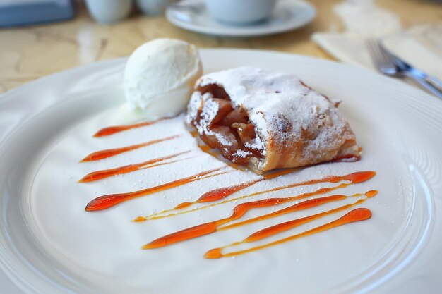 Oostenrijkse strudel met ijs in een café, dessert op de achtergrond van een restaurant