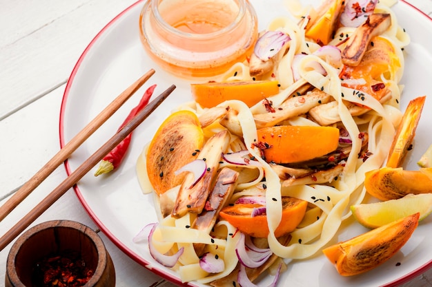 Oosters eten, salade met noedels, persimmon en aubergine. Heerlijke macaronisalade?