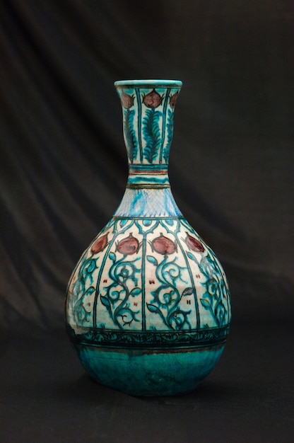 Foto oosterse antieke ceramische vaas op een zwarte close-up als achtergrond
