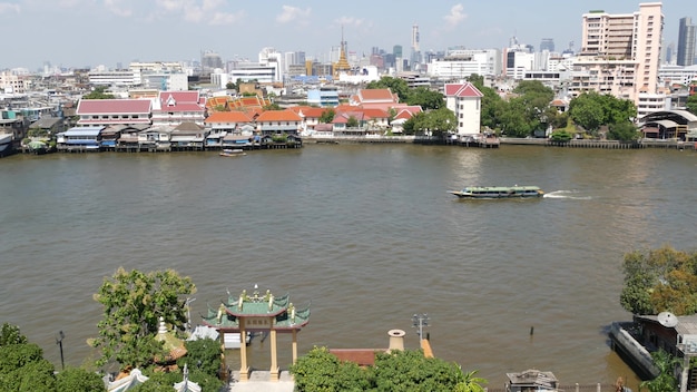 Oosterse boot die op Chao Praya-rivier op zonnige dag in Bangkok dichtbij Chinatown drijft. Van boven.