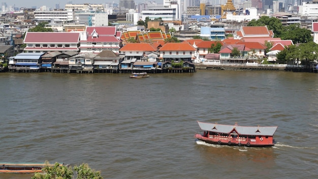 Oosterse boot die op rivier in krungthep-stad drijft