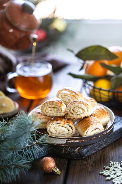 Oosterse dessertgata met een kop thee en mandarijnen op een houten lijst