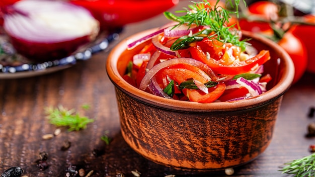 Oosterse keuken concept. oezbeekse tomatensalade met uien. achtergrond afbeelding. kopieer ruimte