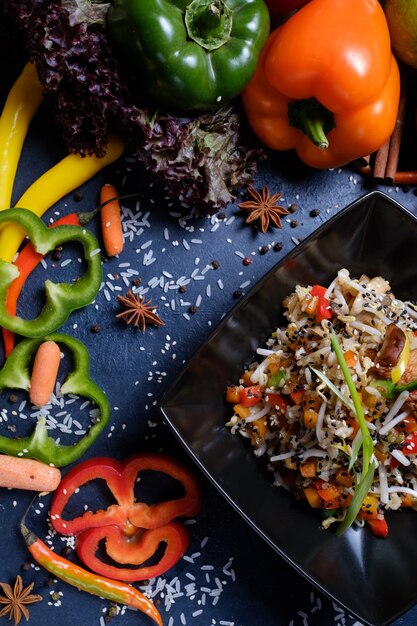 Oosterse keuken. gezond eten. evenwichtige voeding. plantaardige tarwekiemen champignonsalade maaltijd