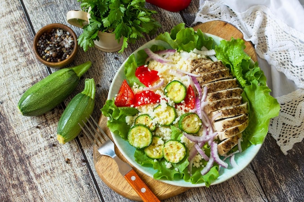 Oosterse keuken Zomerlunch gezonde salade met couscous gegrilde groenten en sla