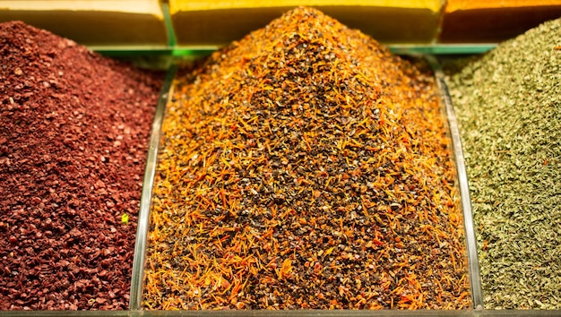 Oosterse kleurrijke kruiden in een traditionele Turkse Kruidenbazaar