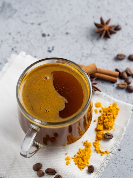 Foto oosterse koffie met kurkuma, honing en kaneel.