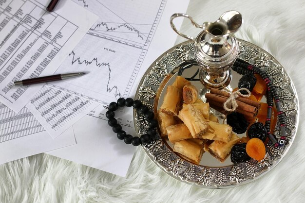 Oosterse snoeptafel op een presenteerblaadje baklava en tamarindesnack op de werkvloer