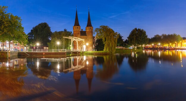 Oostpoort, Oostpoort, met de witte ophaalbrug, langs het Delftse Schie-kanaal 's nachts, Delft, Holland, Nederland
