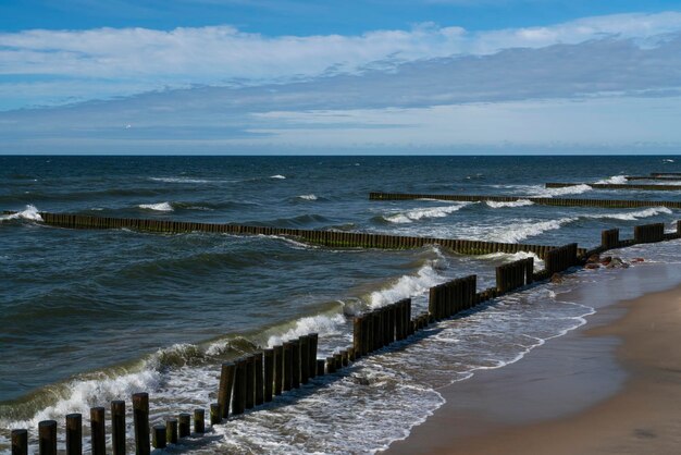 Foto oostzee en houten golfbrekers van het stadsstrand svetlogorsk kaliningrad regio rusland