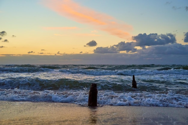 Oostzee tegen dramatische bewolkte hemel bij zonsondergang