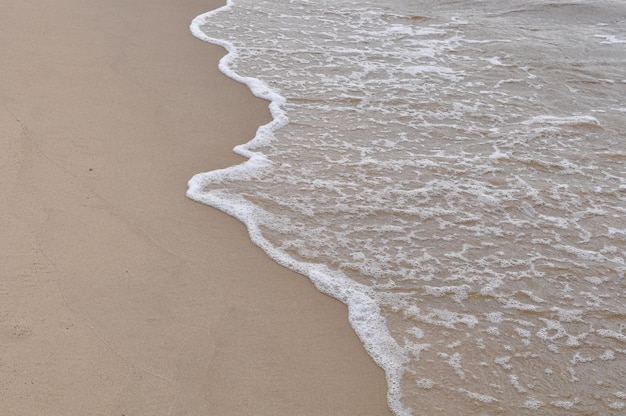 Oostzee Zee en golven op het zandstrand Letland