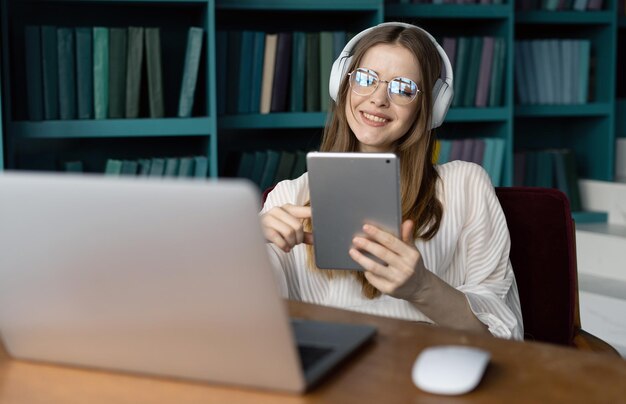 Op afstand werken programmeur vrouw programmeren maakt gebruik van een krachtige laptop een werkplek in een nieuw kantoor