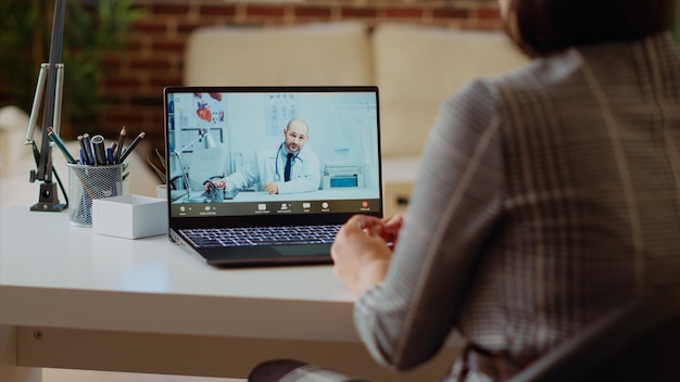 Op afstand werkende werknemer in telemedicine videogesprek om medisch advies te vragen