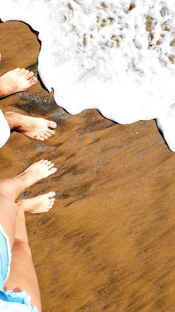 Op blote voeten over het strand lopen