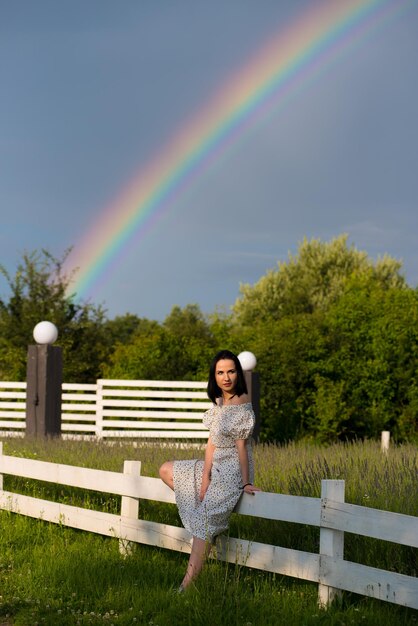 Op de achtergrond is een regenboog te zien.