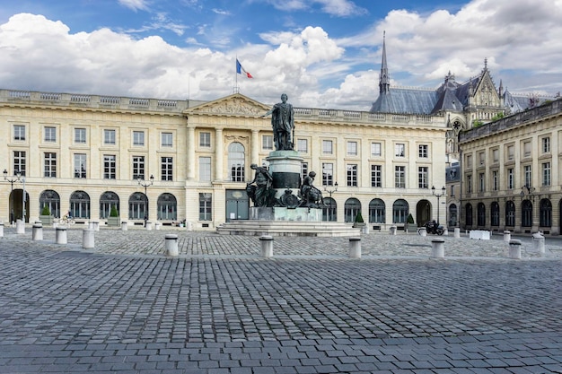 Op de achtergrond van het Koningsplein is de kathedraal Notre Dame de Reims te zien