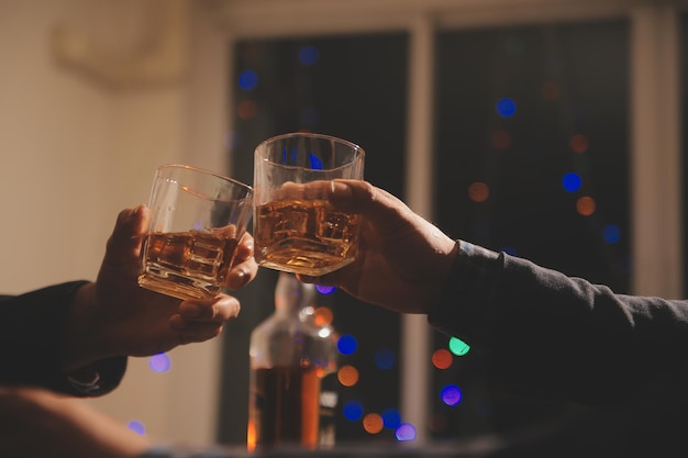 Op de avond van het feest gooi je whisky in een glas en geef het aan vrienden die komen vieren.