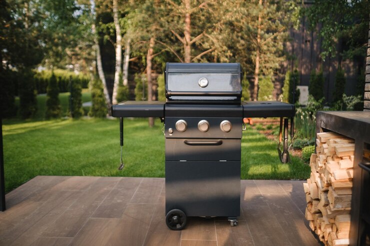 Op de binnenplaats aan de terrasstraat staat een grote barbecue