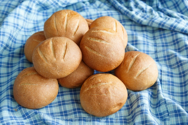 Op de blauw geruite stof liggen een paar kleine ronde bolletjes