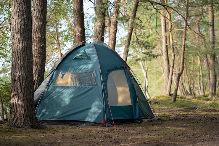 Foto op de camping in een prachtig bos aan het meer staat een grote toeristentent
