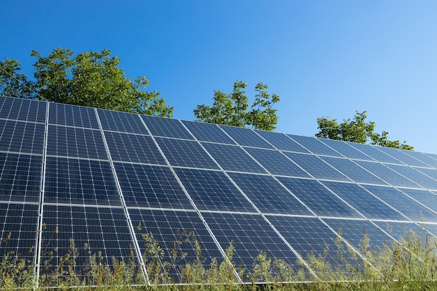 Op de grond gemonteerde fotovoltaïsche krachtcentrale bij zonsondergang