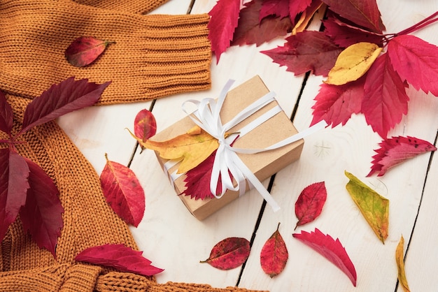 Op de houten tafel liggen cadeautjes in de herfst.