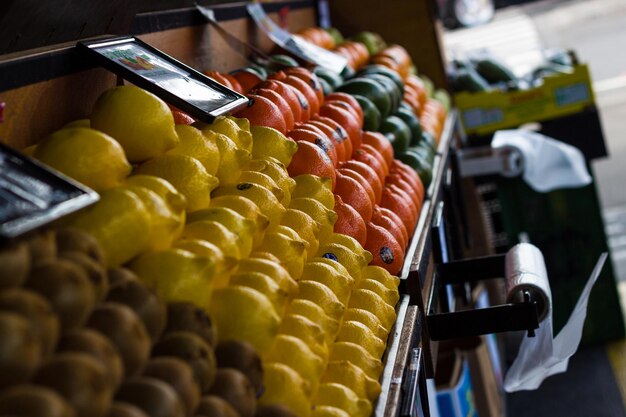 Foto op de markt gerangschikt fruit