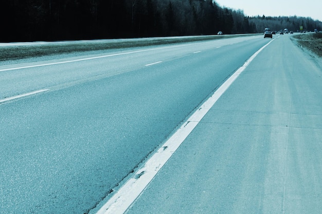 Op de snelweg rijdt een auto