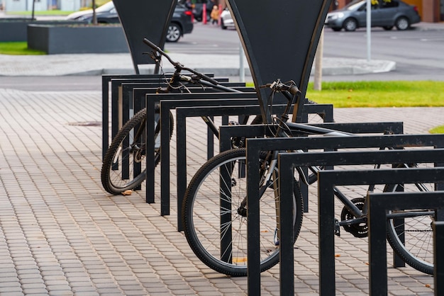 Op de stoep staat een rij fietsen geparkeerd.