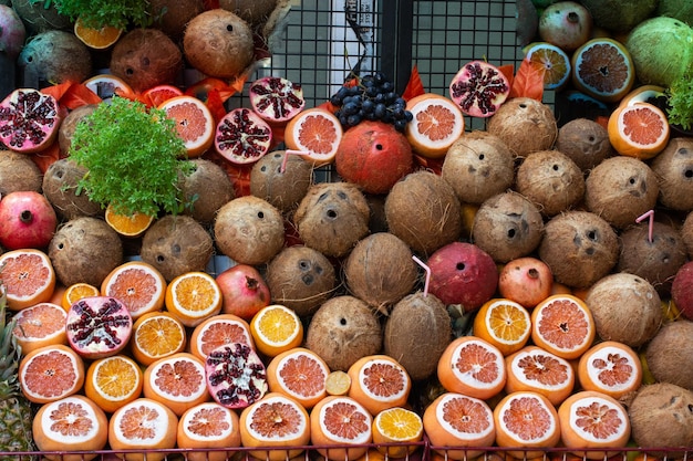Op de straatmarkt wordt divers fruit verkocht xAFresh fruits Gezond eten Gemengd fruit