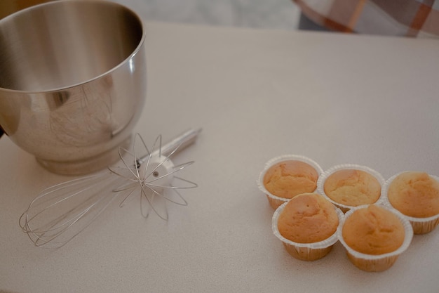 Foto op de tafel liggen cupcakes die de kunstzinnigheid van een bakker tonen.