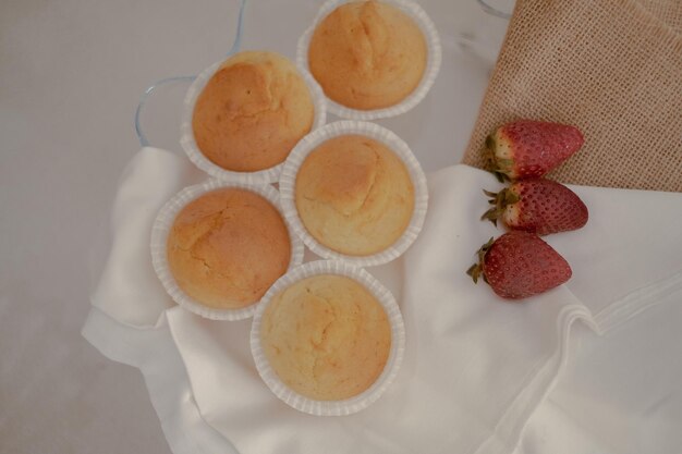 Foto op de tafel liggen cupcakes die de kunstzinnigheid van een bakker tonen.