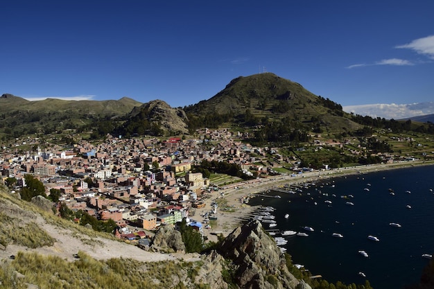 Op de top van Cerra Calvario neerkijkend op Copacabana Bolivia