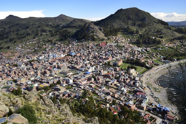 Op de top van Cerra Calvario neerkijkend op Copacabana Bolivia